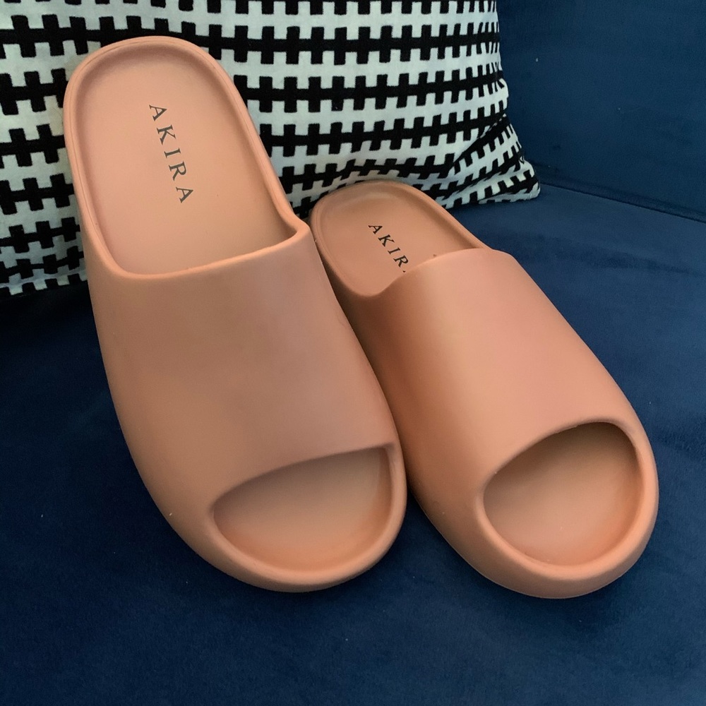 New Yeezy inspired foam slides. Size 39. Camel.